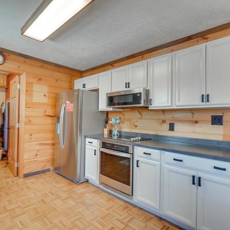 Central Sevierville Cabin With Hot Tub And Views! מראה חיצוני תמונה
